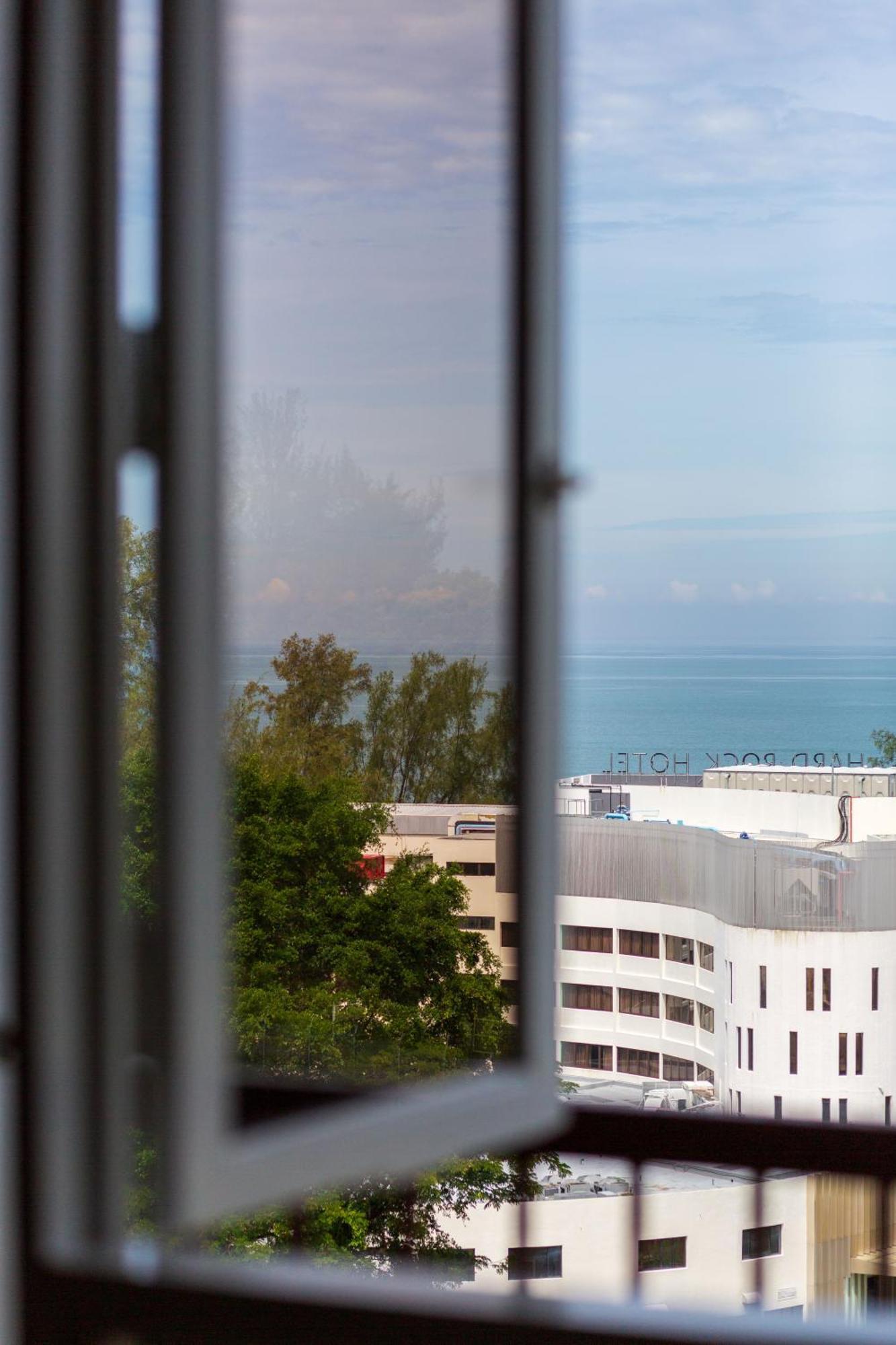 Ee's Surfer's House - Seaview, 3 Min Walk To Apartment Batu Ferringhi